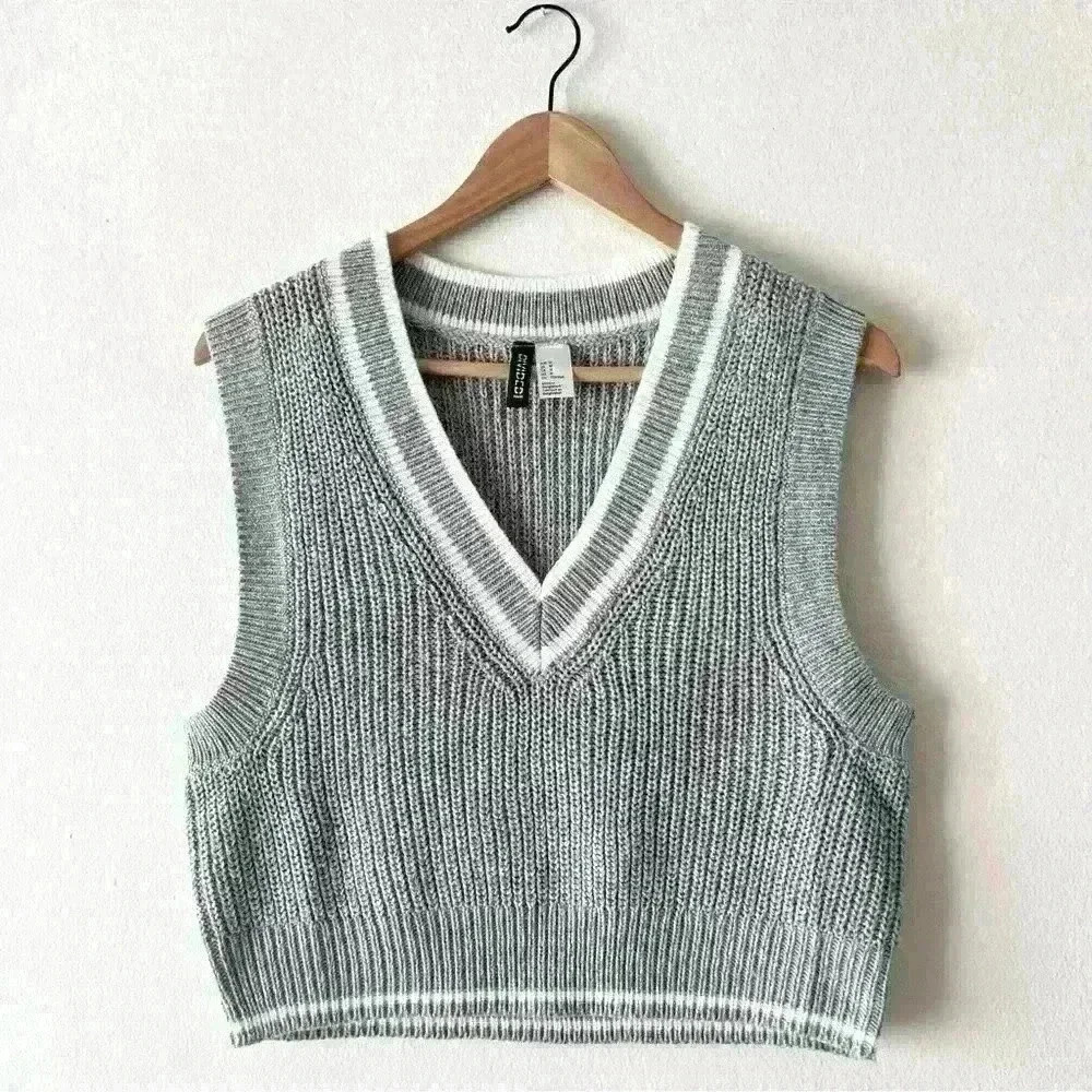 DIVIDED Sz M Light Knit Gray White Cropped V Neck Sweater Vest Academia